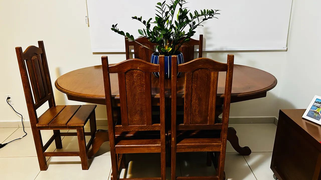 Vendo mesa madeira maciça 6 lugares 