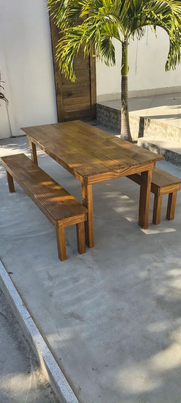 Vendo mesa+bancos de madeira maciça NOVA