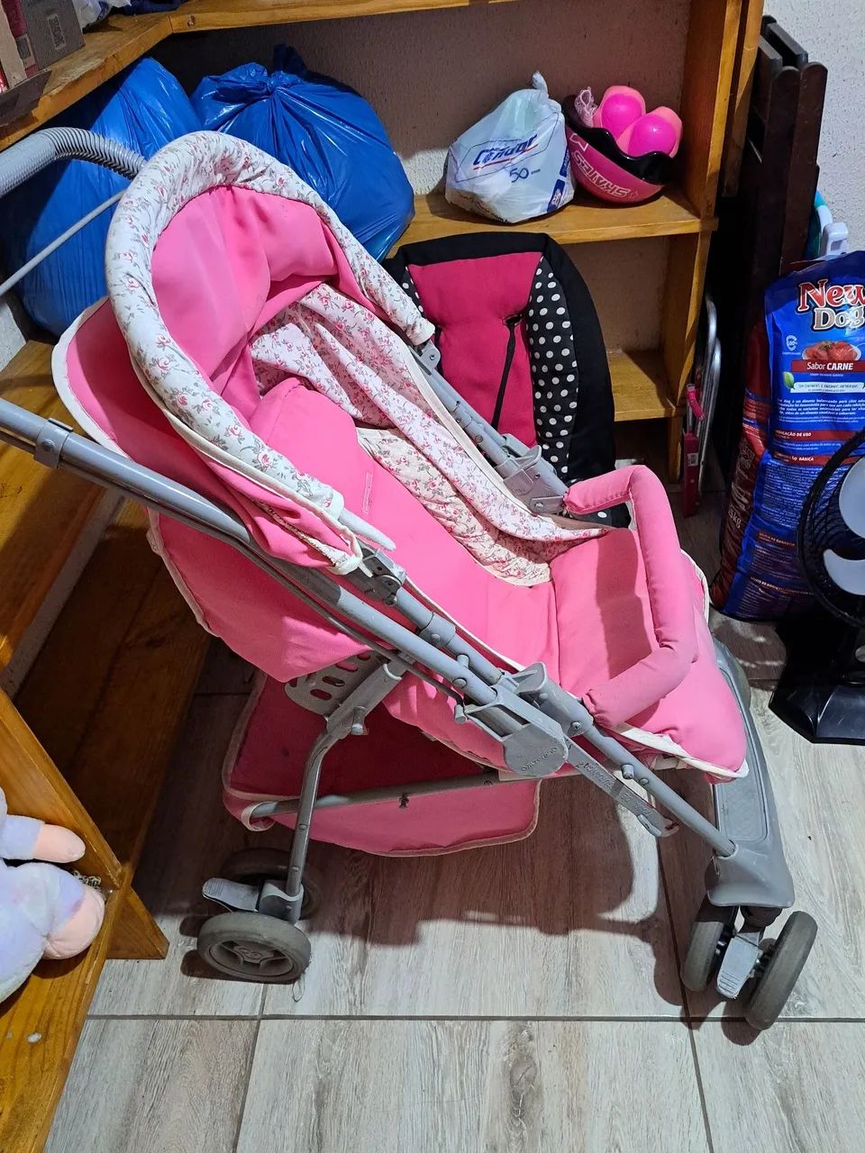 Carrinho de bebê  rosa