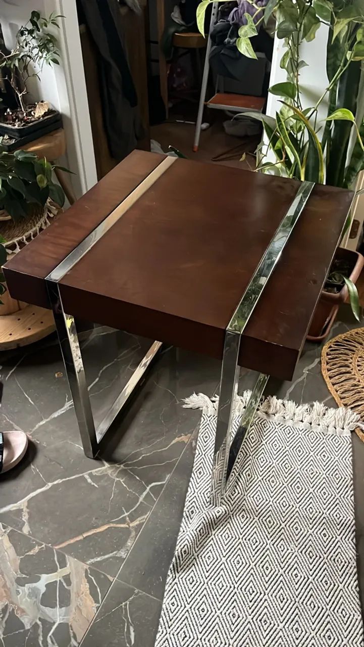 Mesa de centro ou mesa de canto de madeira