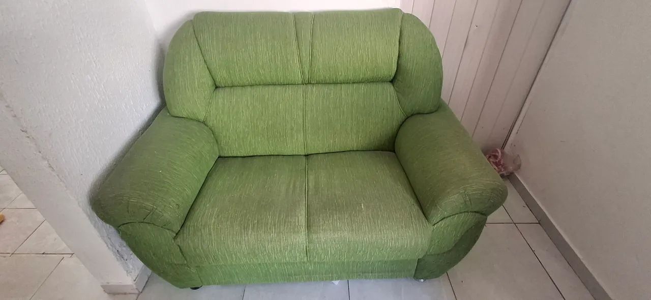 Sofá verde de 2 lugares