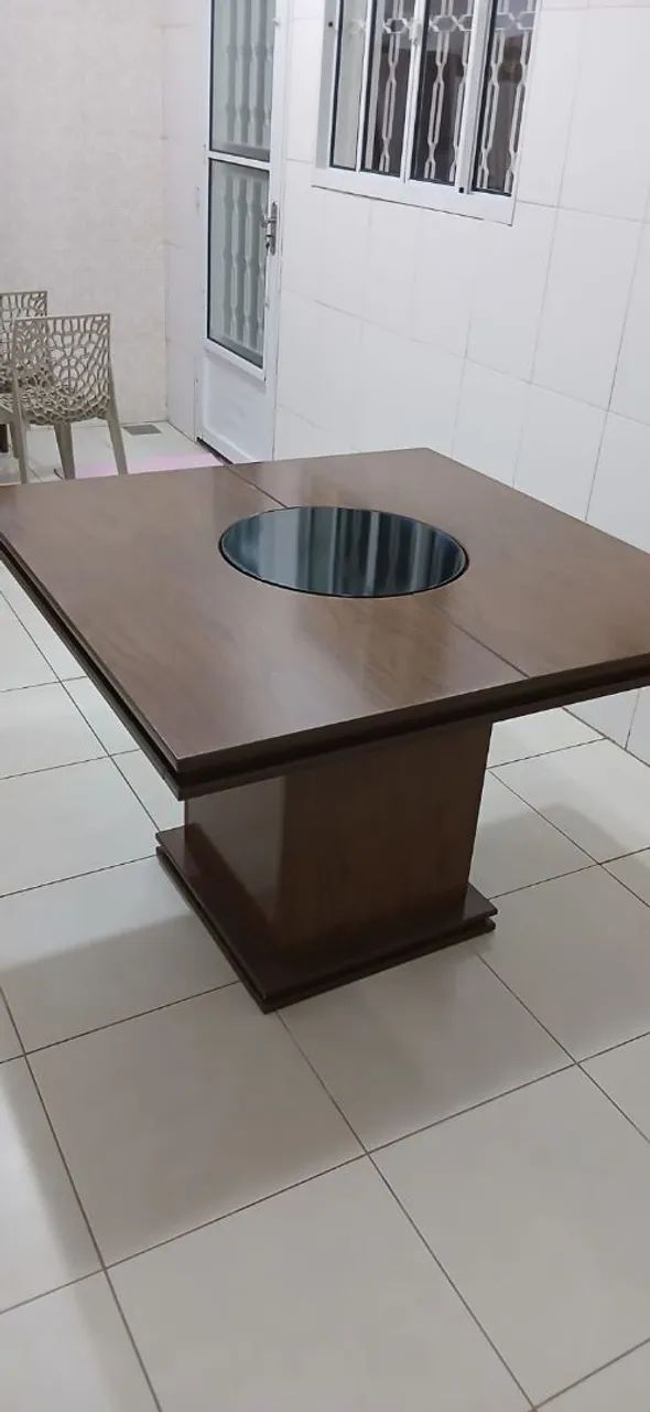 Mesa de madeira com tampo giratório 