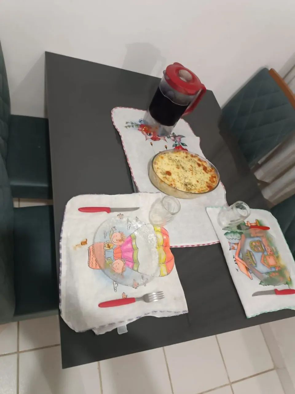 Vendo mesa com 4 cadeiras semi nova.