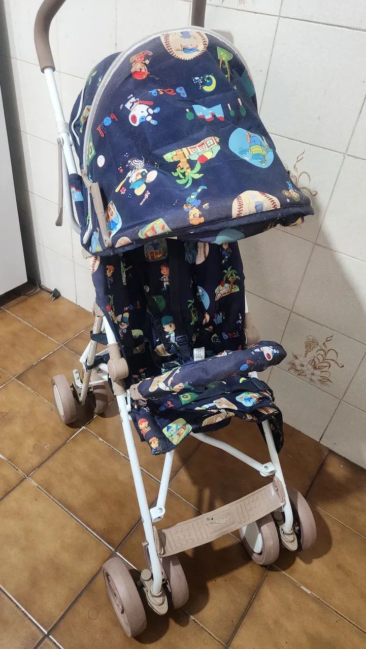 Carrinho de bebê modelo guarda chuva