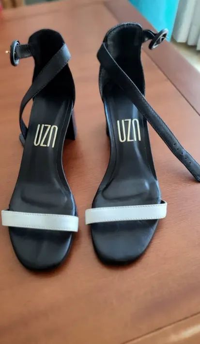 SANDÁLIA CLÁSSICA PRETA E BRANCA