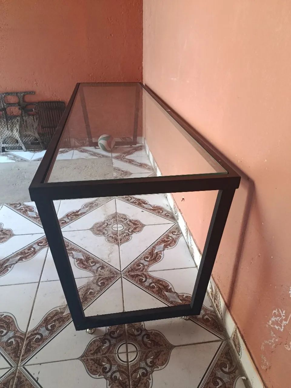 Mesa de vidro com base de ferro. - Foto 4