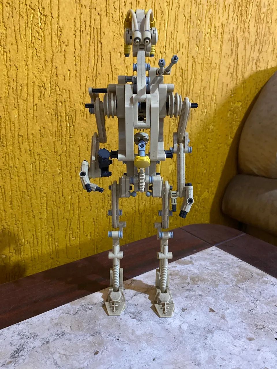 Droide de batalha star wars (sem os elásticos )vai conforme fotos é falta os elásticos 