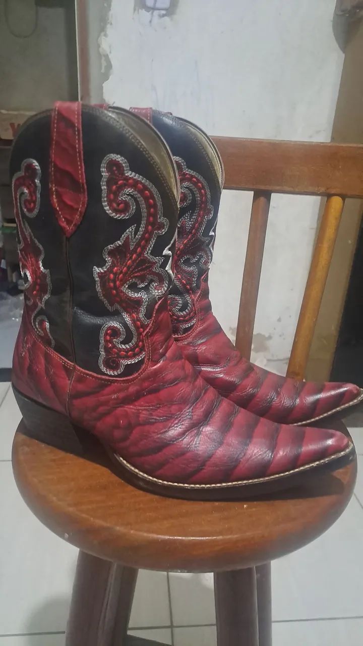 Bota em couro legítimo 
