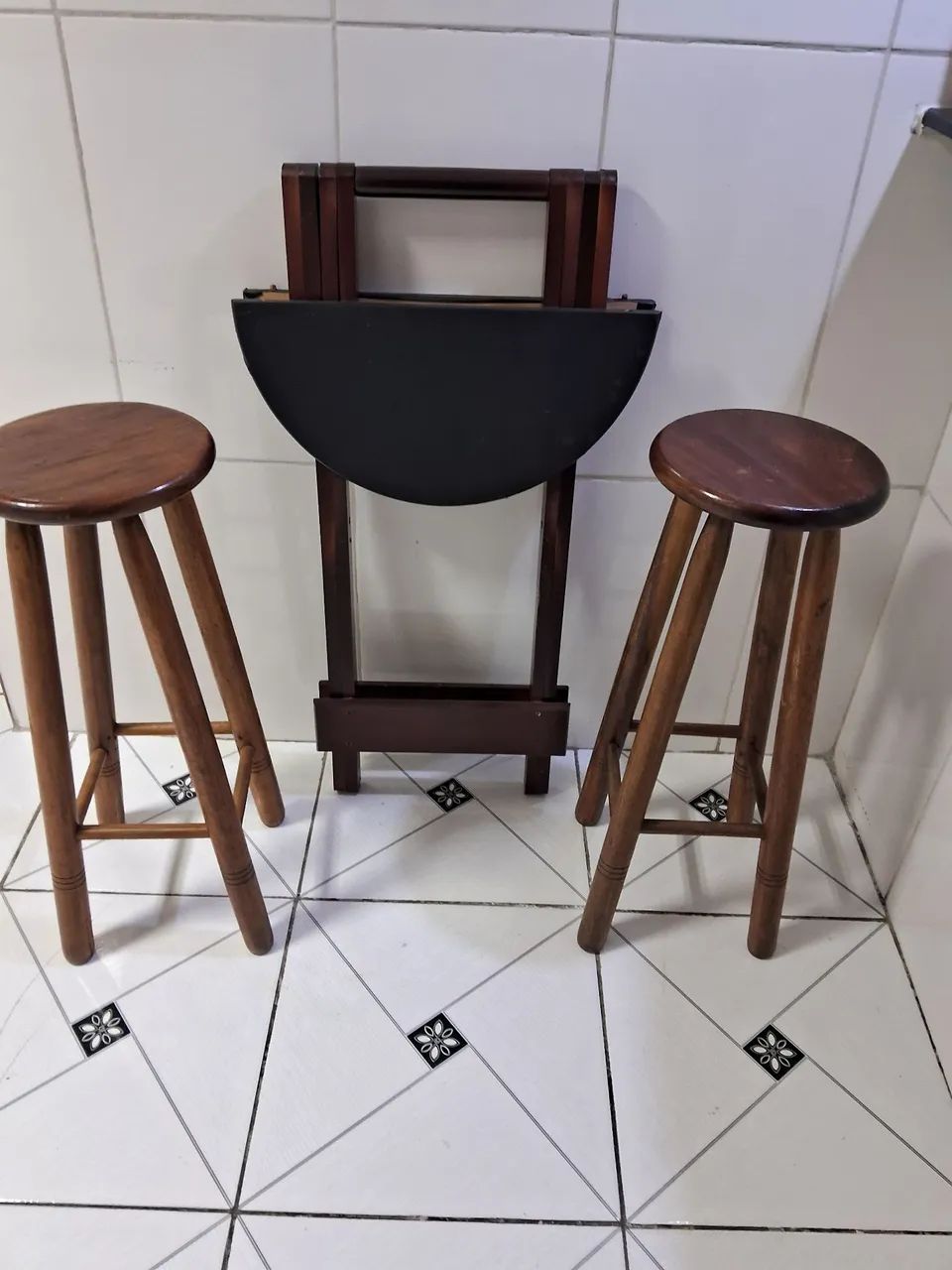 Banco de madeira com o bistro  - Foto 3