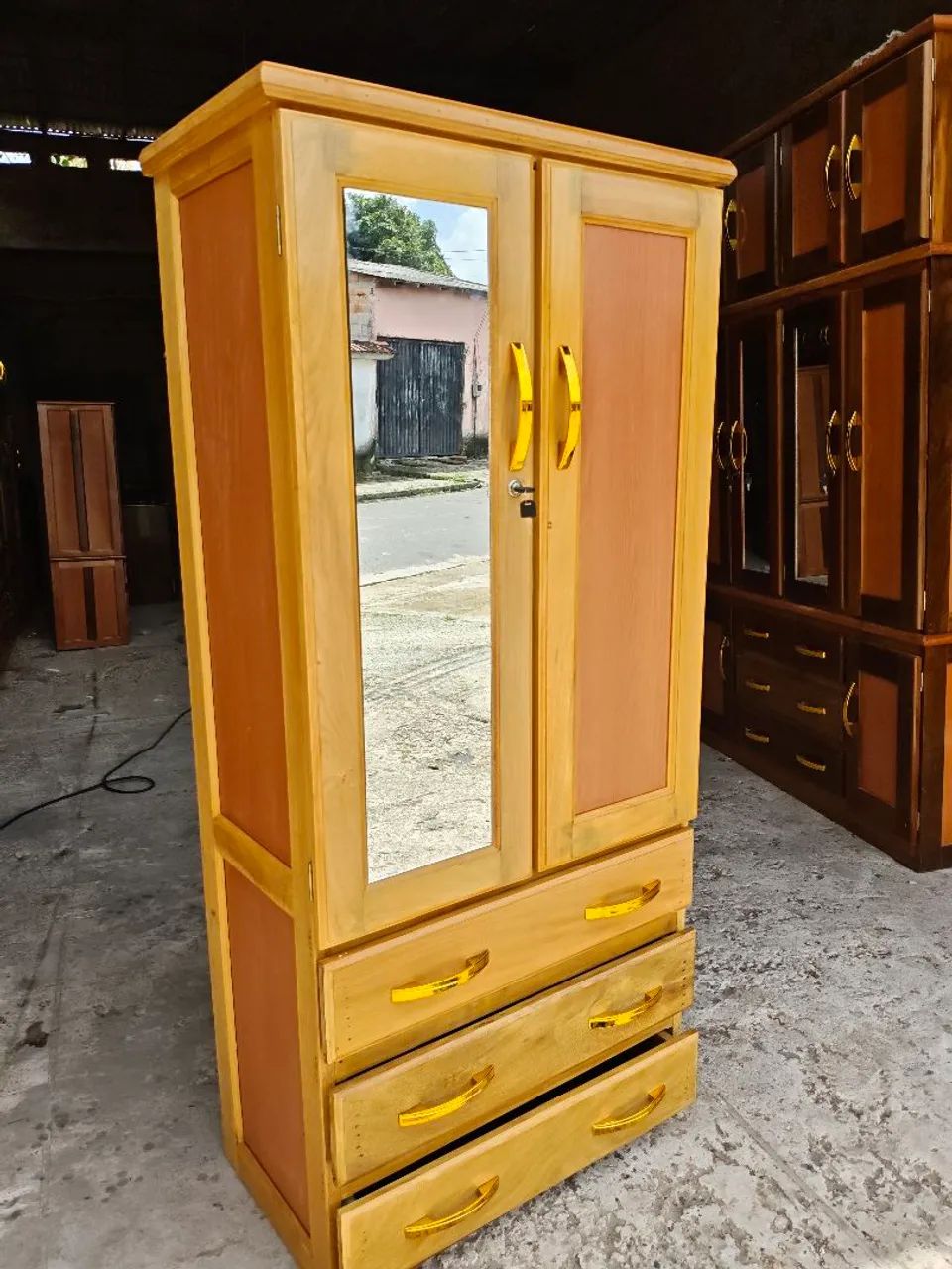 Guarda roupa de madeira com espelho - Foto 3