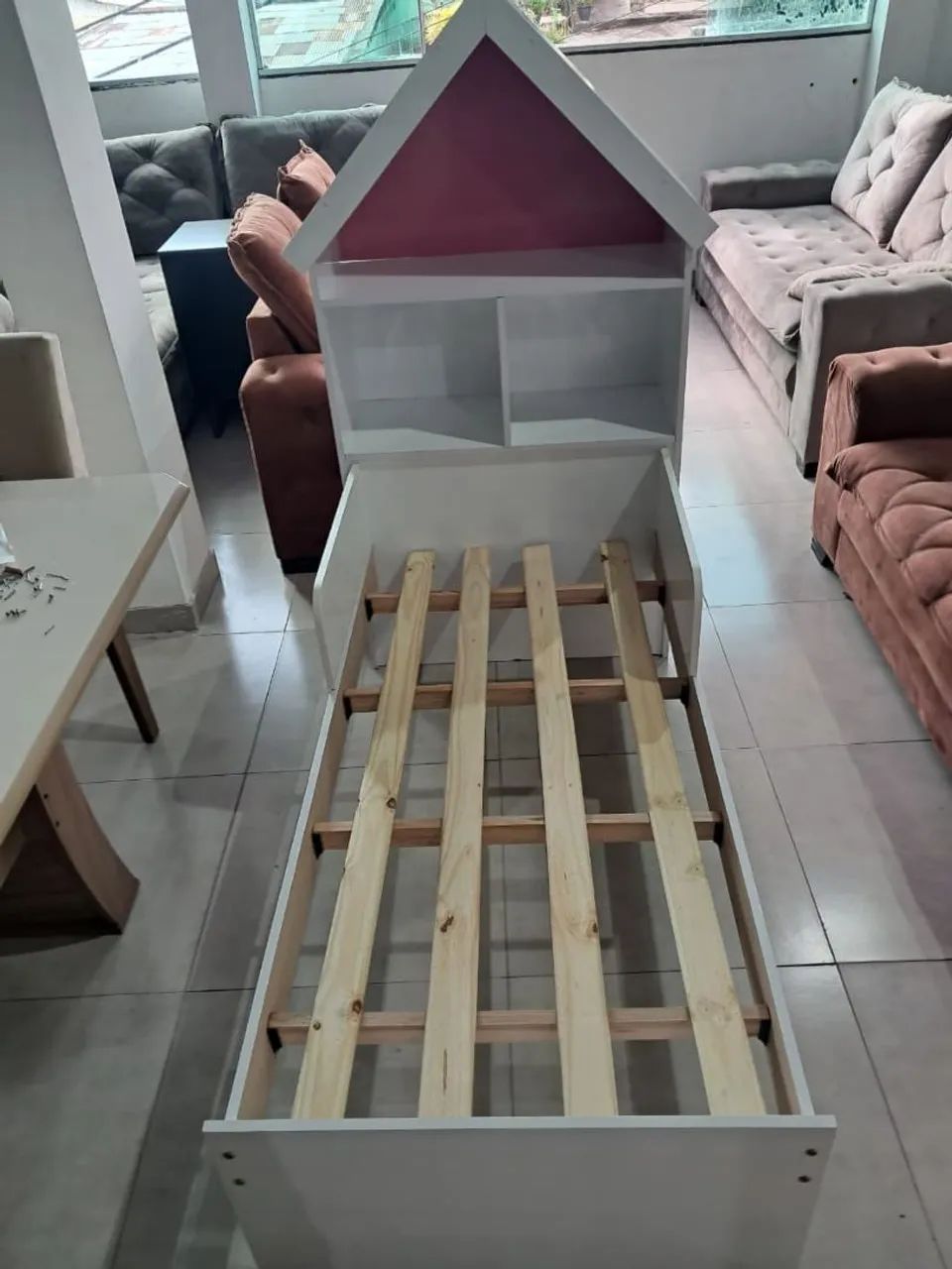 Cama infantil com prateleira 