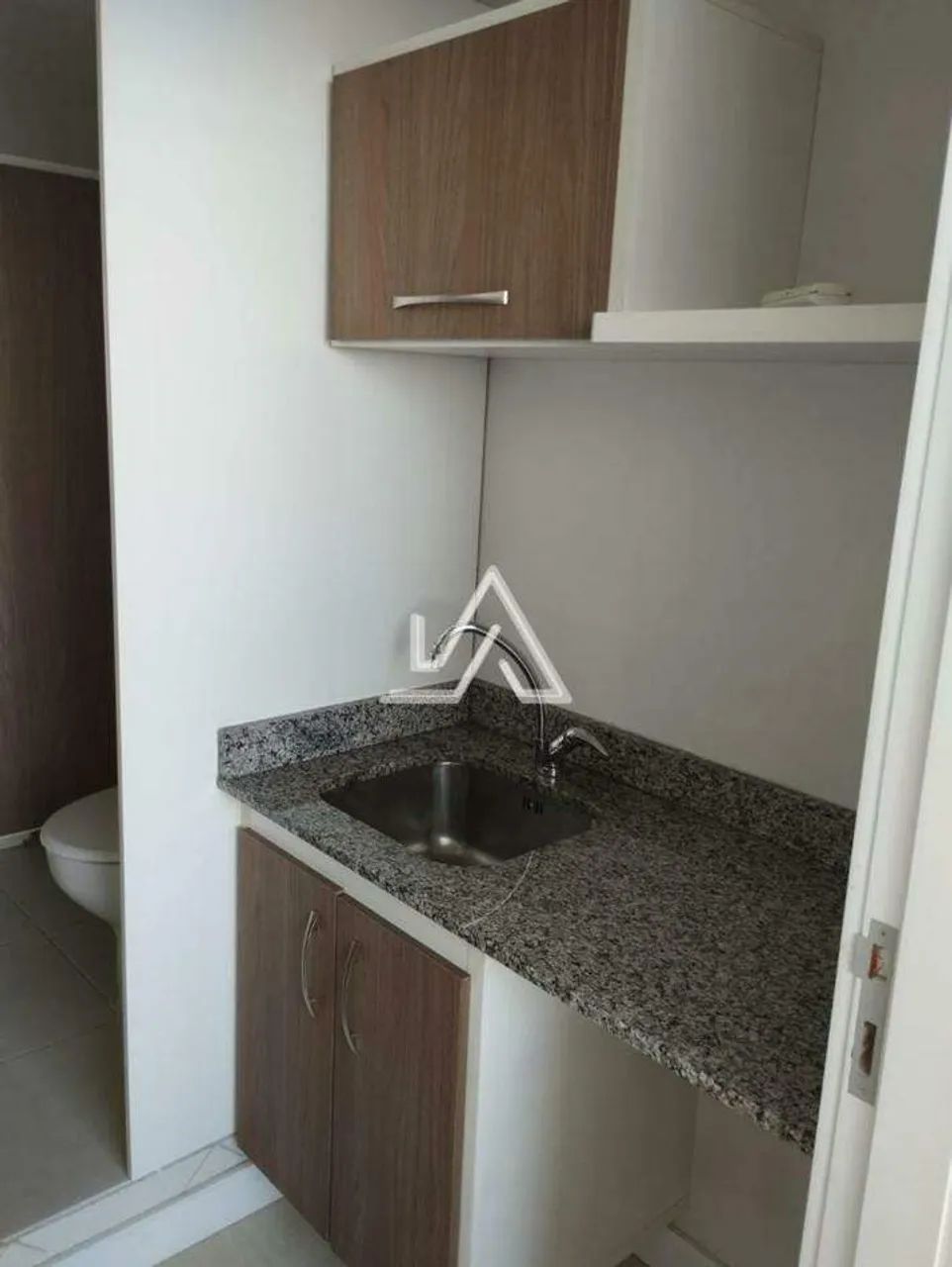 SALA COMERCIAL AÉREA ED. CENTAURO- COM 2 BANHEIROS E COZINHA MOBILIADA-SALA DE ESPERA E AR - Foto 5