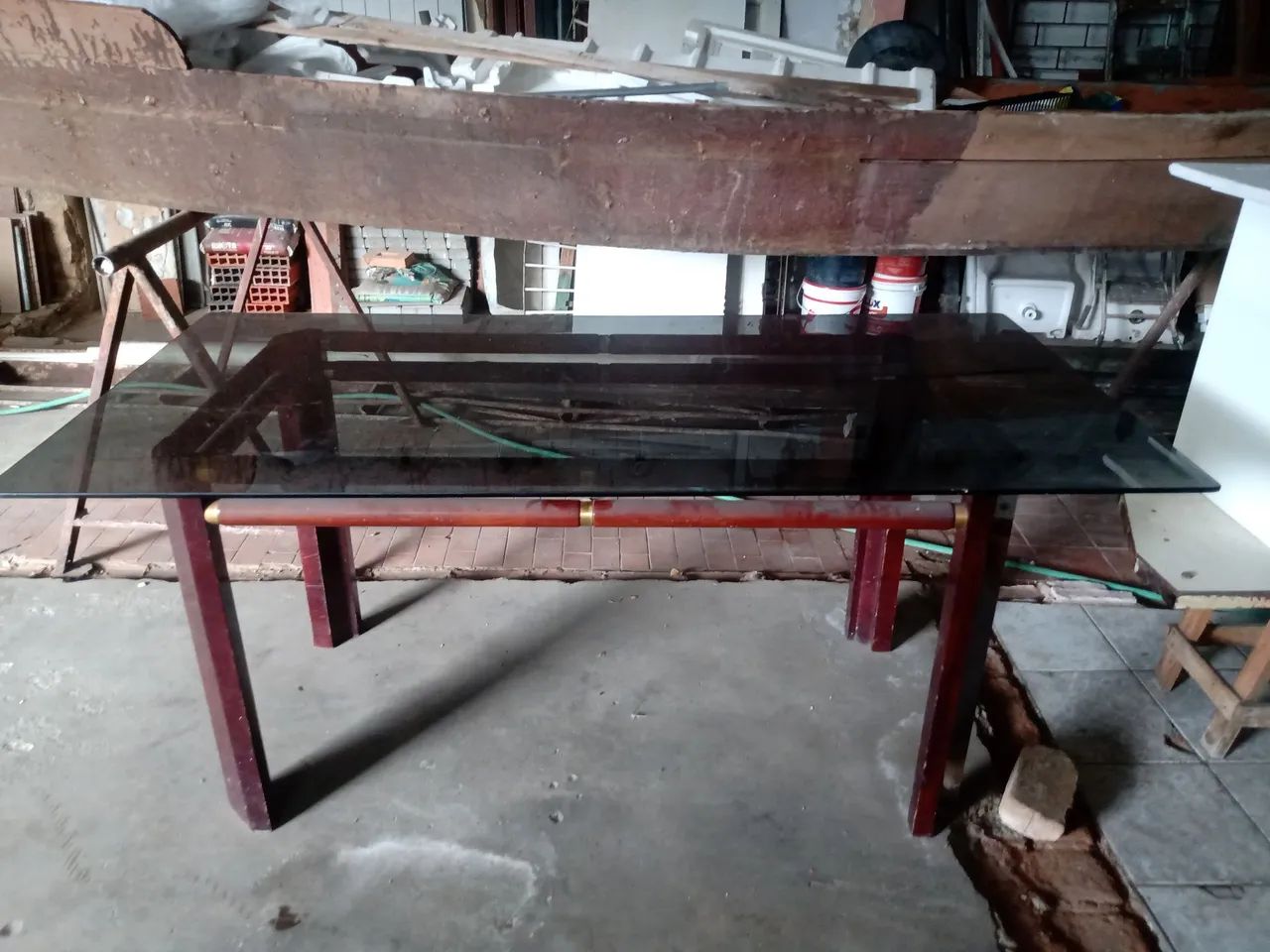 Vendo mesa com tampo de vidro fumê medindo 1,80 x 0,90 aceito negociações  - Foto 2