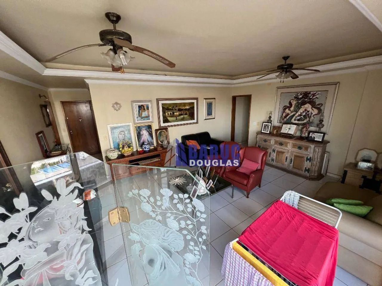 Vende-se amplo apartamento com 03 quartos sendo 01 suíte com closet, todos os quartos com 