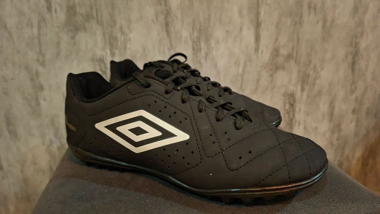 Chuteira umbro neo striker li Society pr