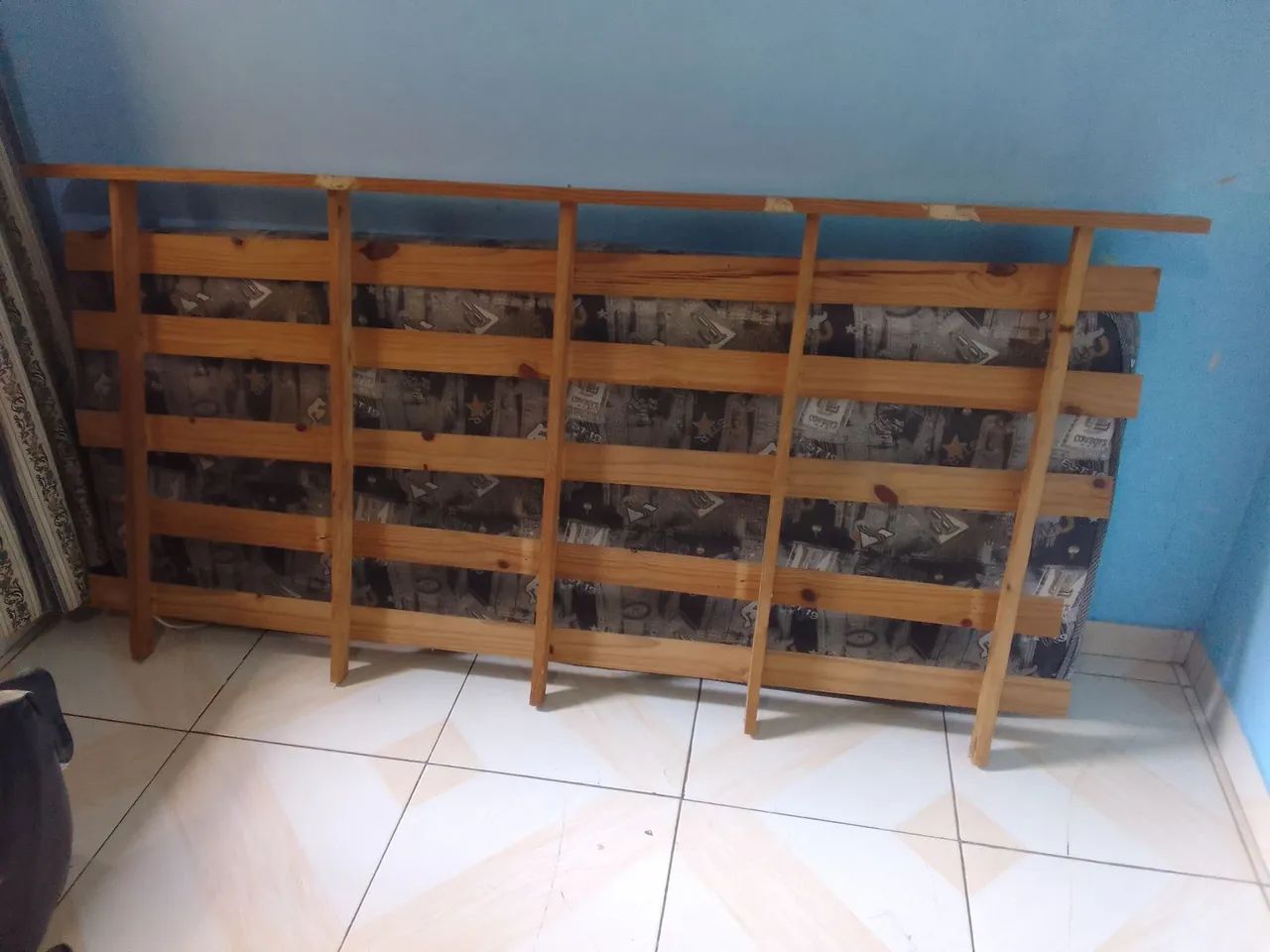 Vendo cama de solteiro de madeira, usada e  conservada - Foto 2
