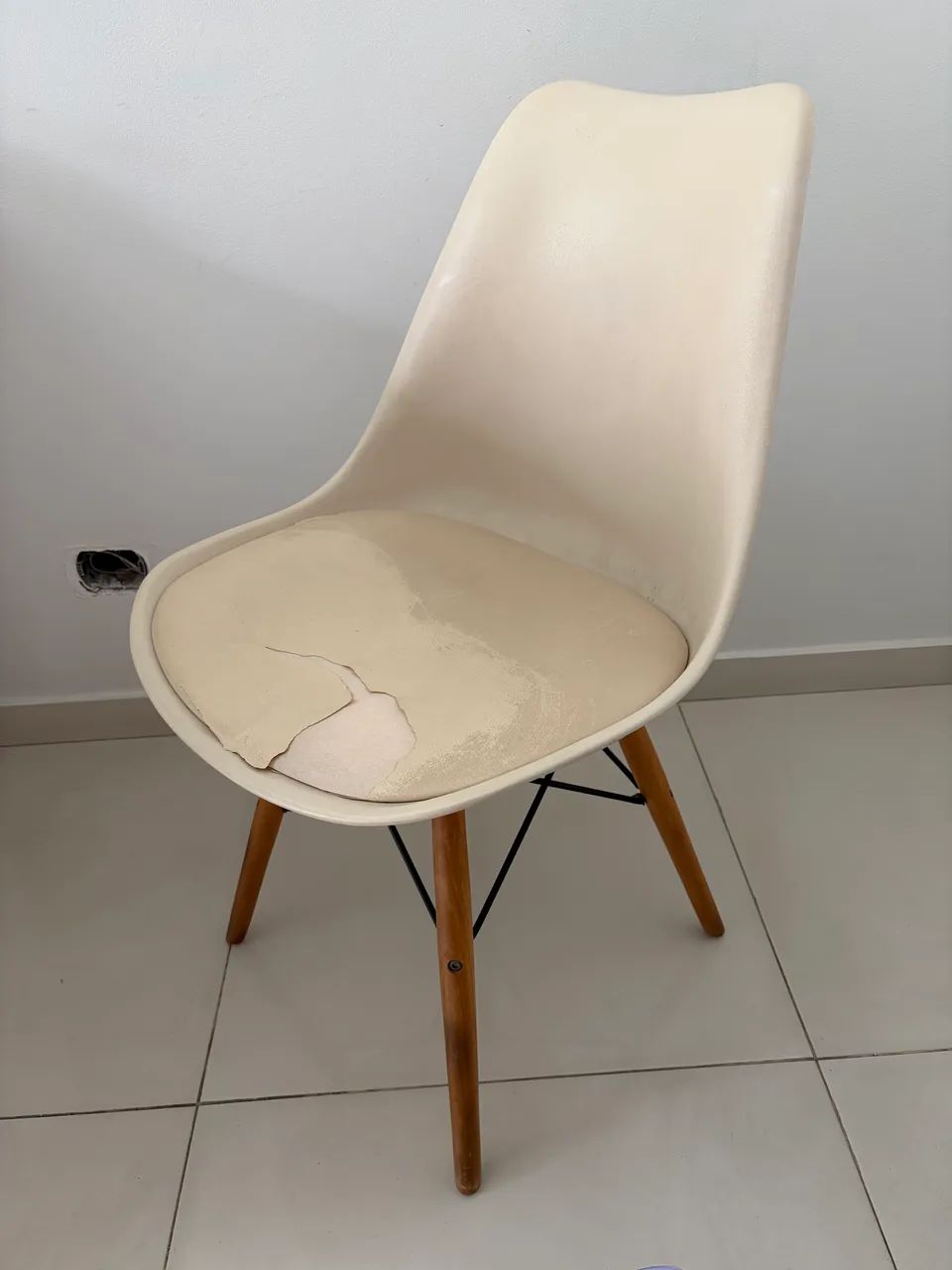 Cadeira Eames com acolchoado 