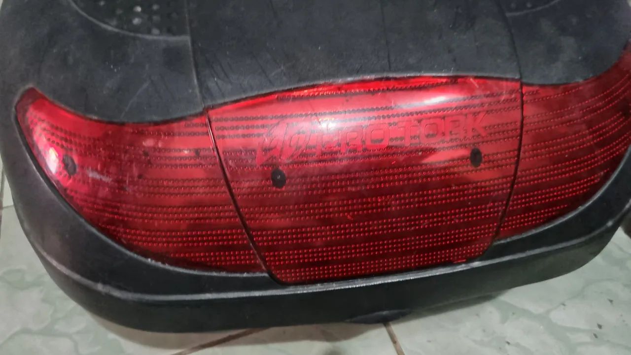 Vendo baú para moto 