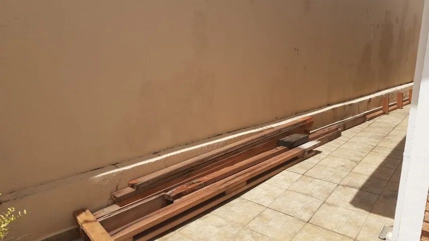 Madeiras: vigas de Peroba Vermelha aparelhada e tabuas de Muiracatiara aparalheda