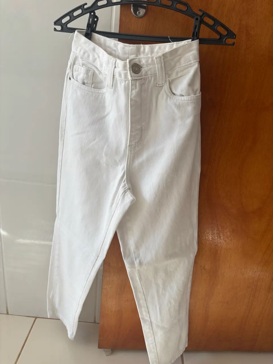 calça branca, modelagem MOM