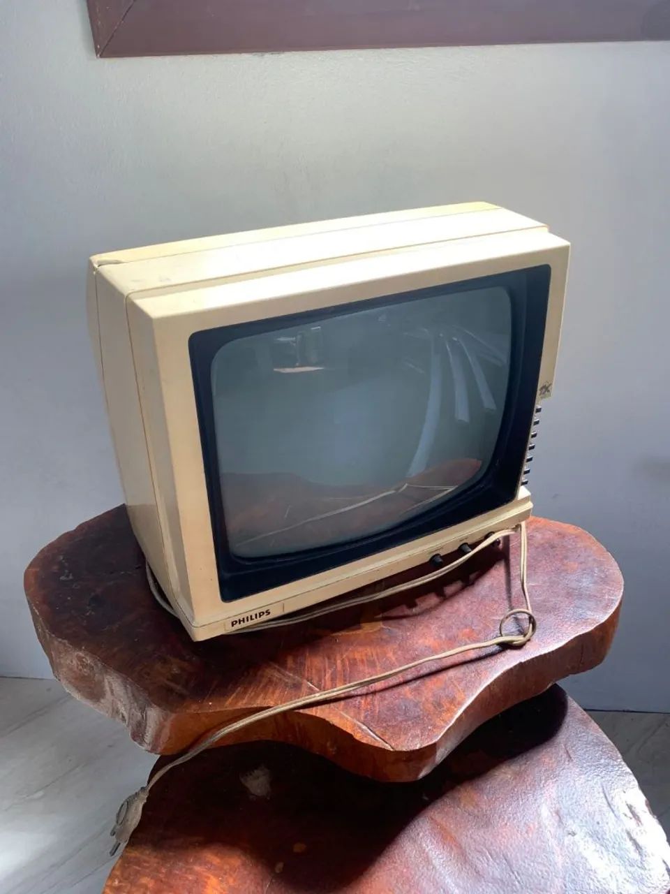 TV preta e branco funcionando 