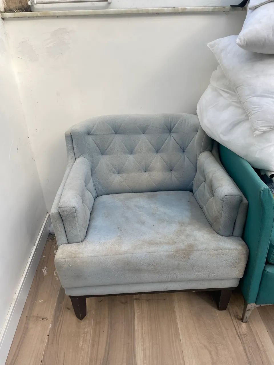 Combo de escrivaninha TV 36 polegadas e 2 poltronas  - Foto 5