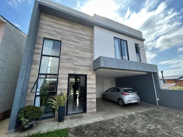 Casa linda, com 03 quartos e sobra de terreno, com acesso fácil ao centro.