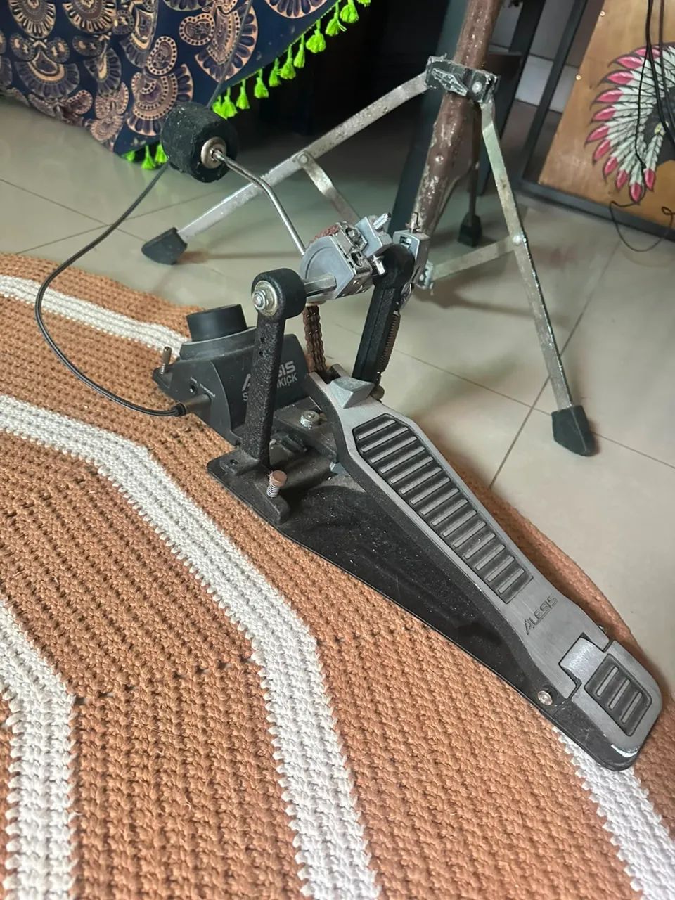 Samplepad 4 ALESSIS com cartão SD + pedal Kick eletrônico  Pretendo