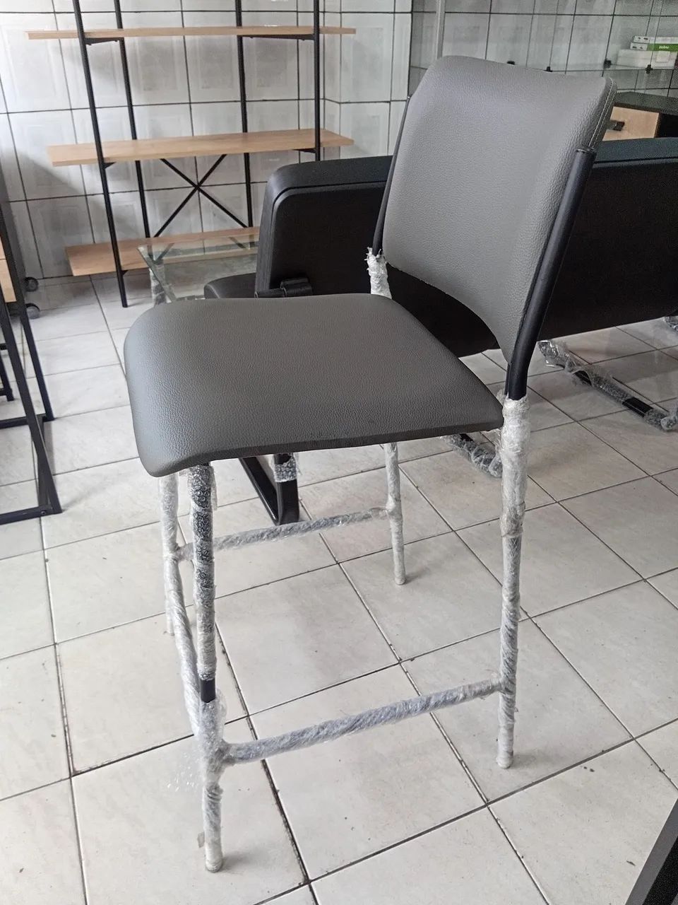 Cadeira alta estofada para comércio ou casa  - Foto 2