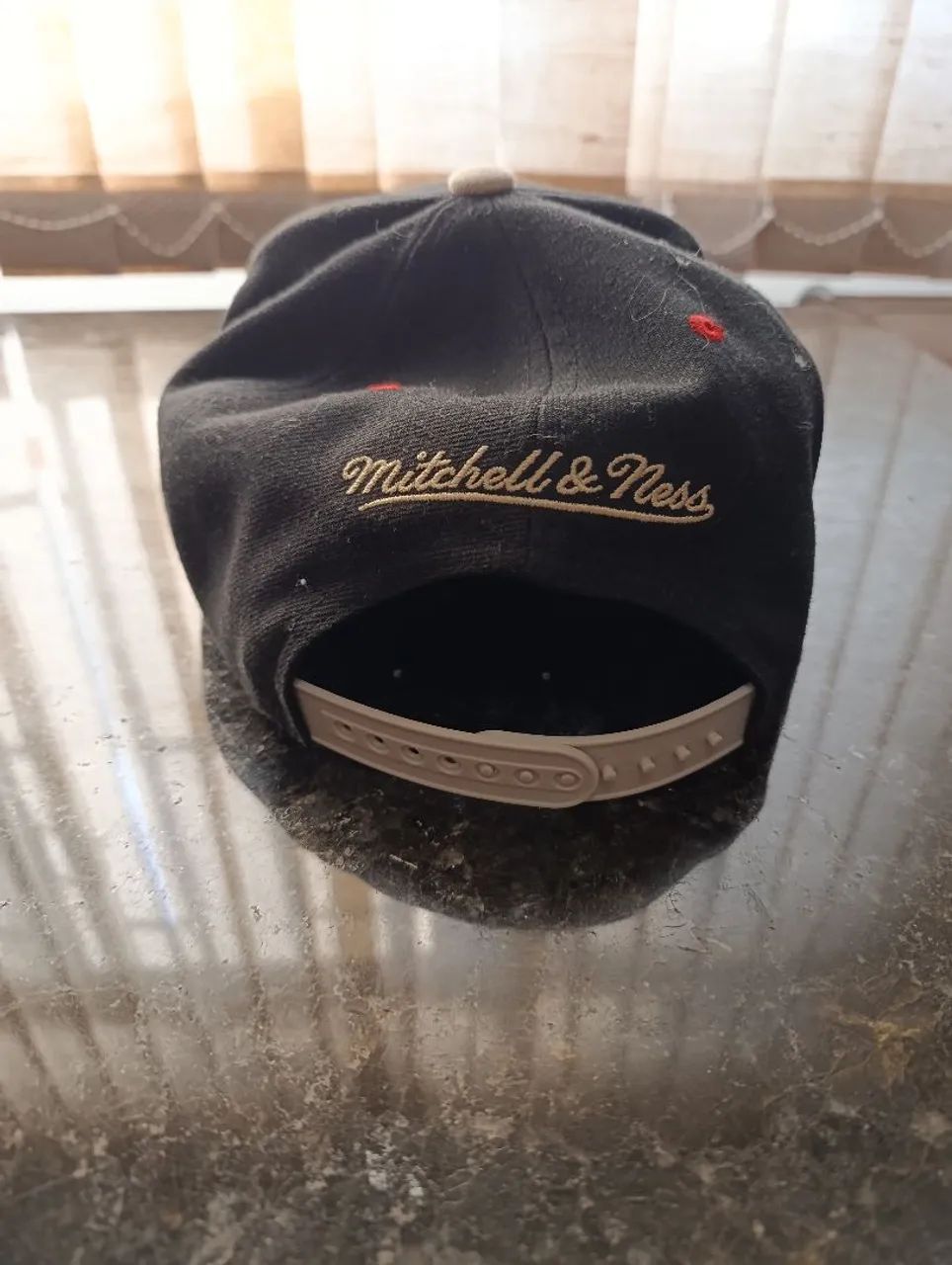 boné é o Mitchell & Ness Chicago Bulls Pin Drop Black/Cream Snapback - Foto 2