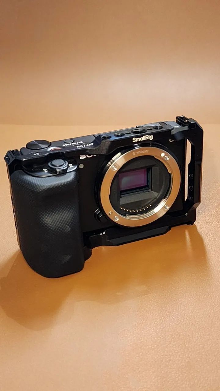 Sony ZV-E10 com Cage SmallRig + lente do ki