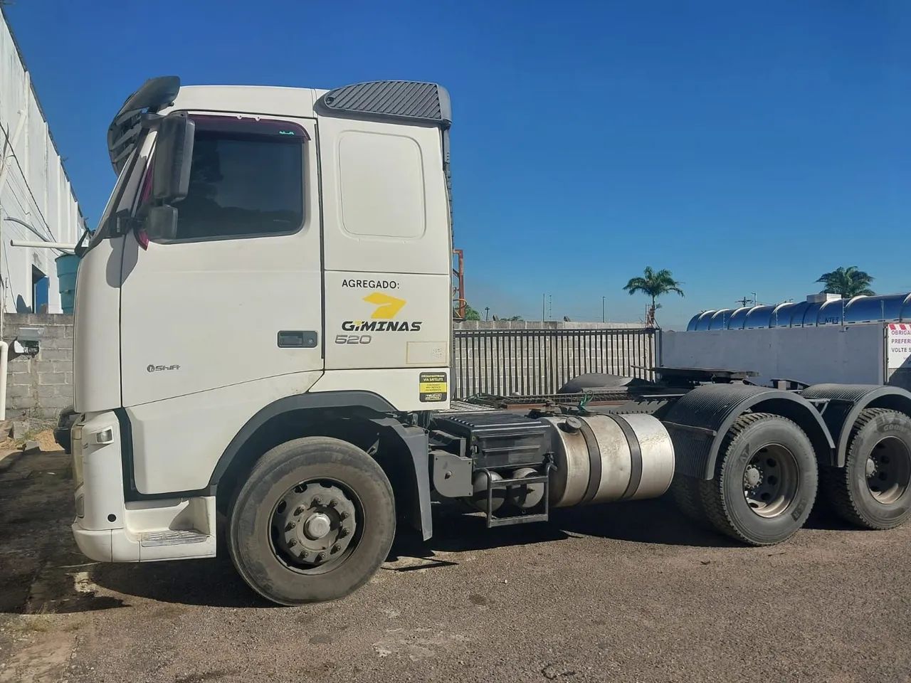 Volvo FH 520 e FH 440, 6x4, i-shift, 2011 com rastreador