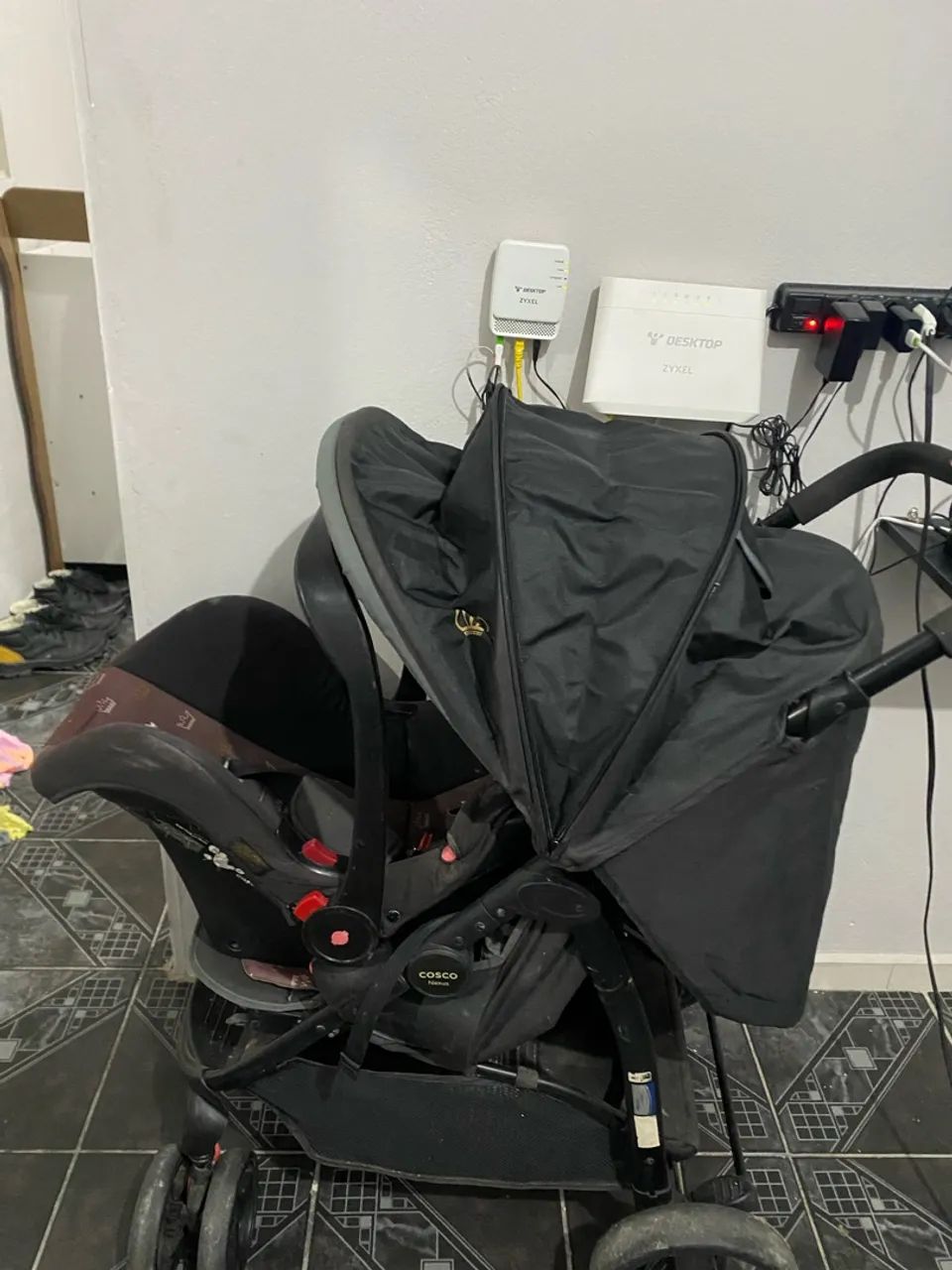 Carrinho com bebê conforto Cosco 