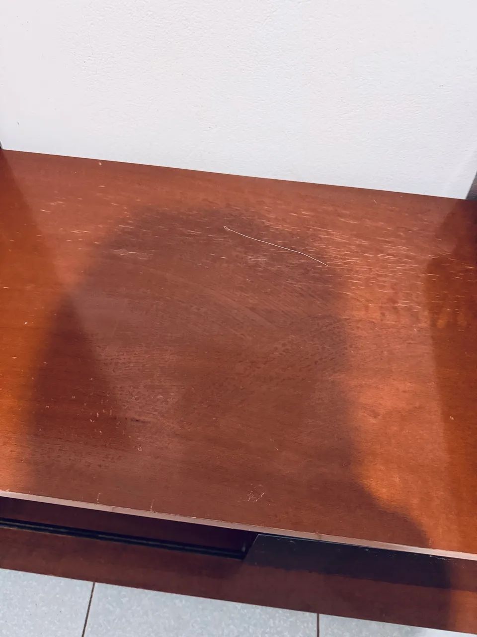 Rack para TVs com porta em vidro escuro e rodinhas  - Foto 2