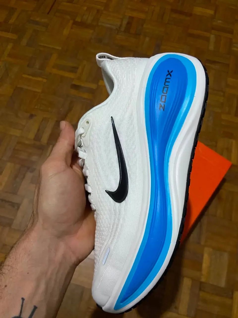 TENIS NIKE VOMERO PLUS BRANCO AZUL - Calçados - Vila Franel, Ubá