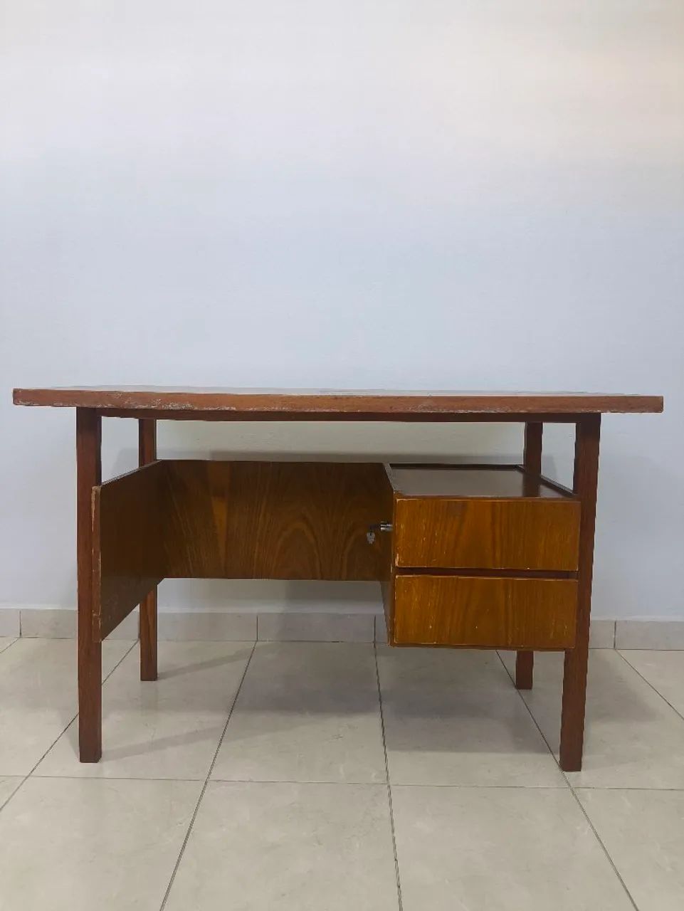 Mesa de escritório com gavetas - Foto 2