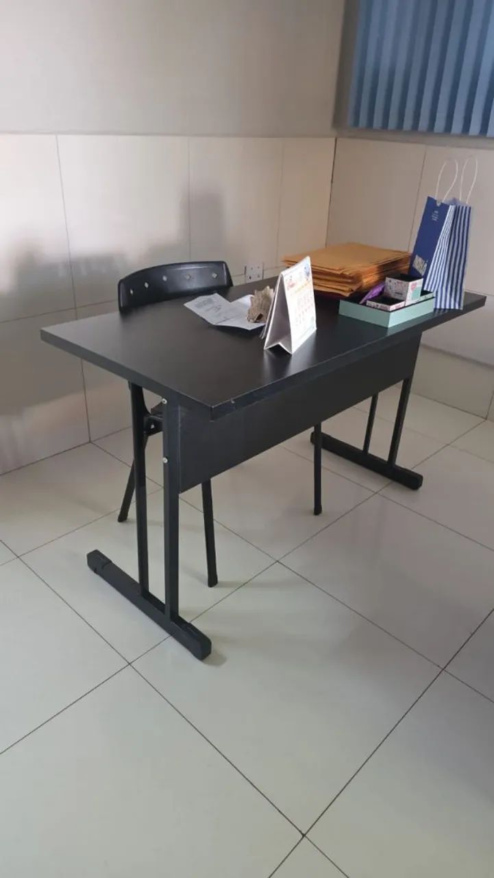 Mesa com dois bancos, mesa pra escritório. - Foto 3