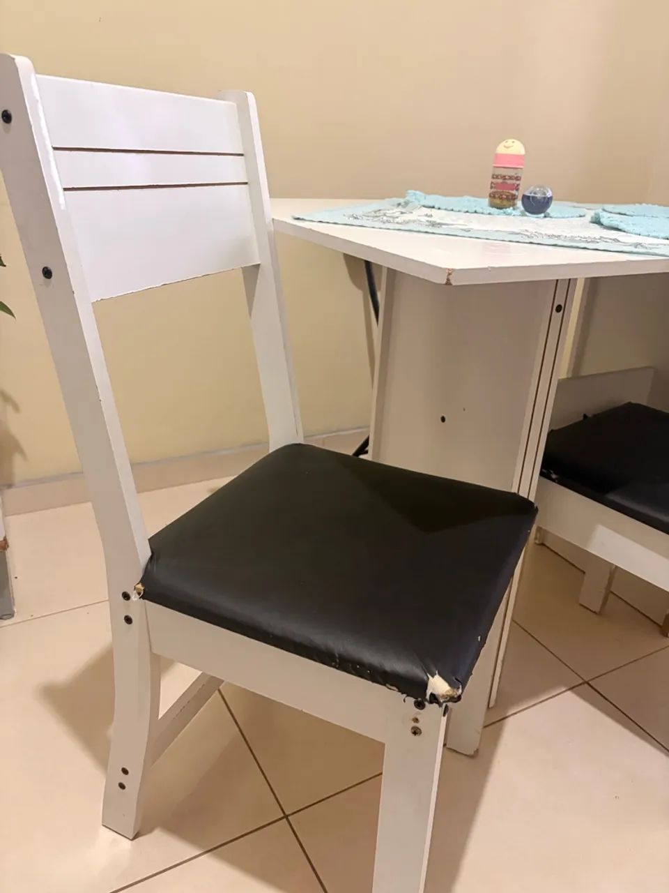 Mesa 4 lugares c/ 3 cadeiras p/ vender rápido  - Foto 4