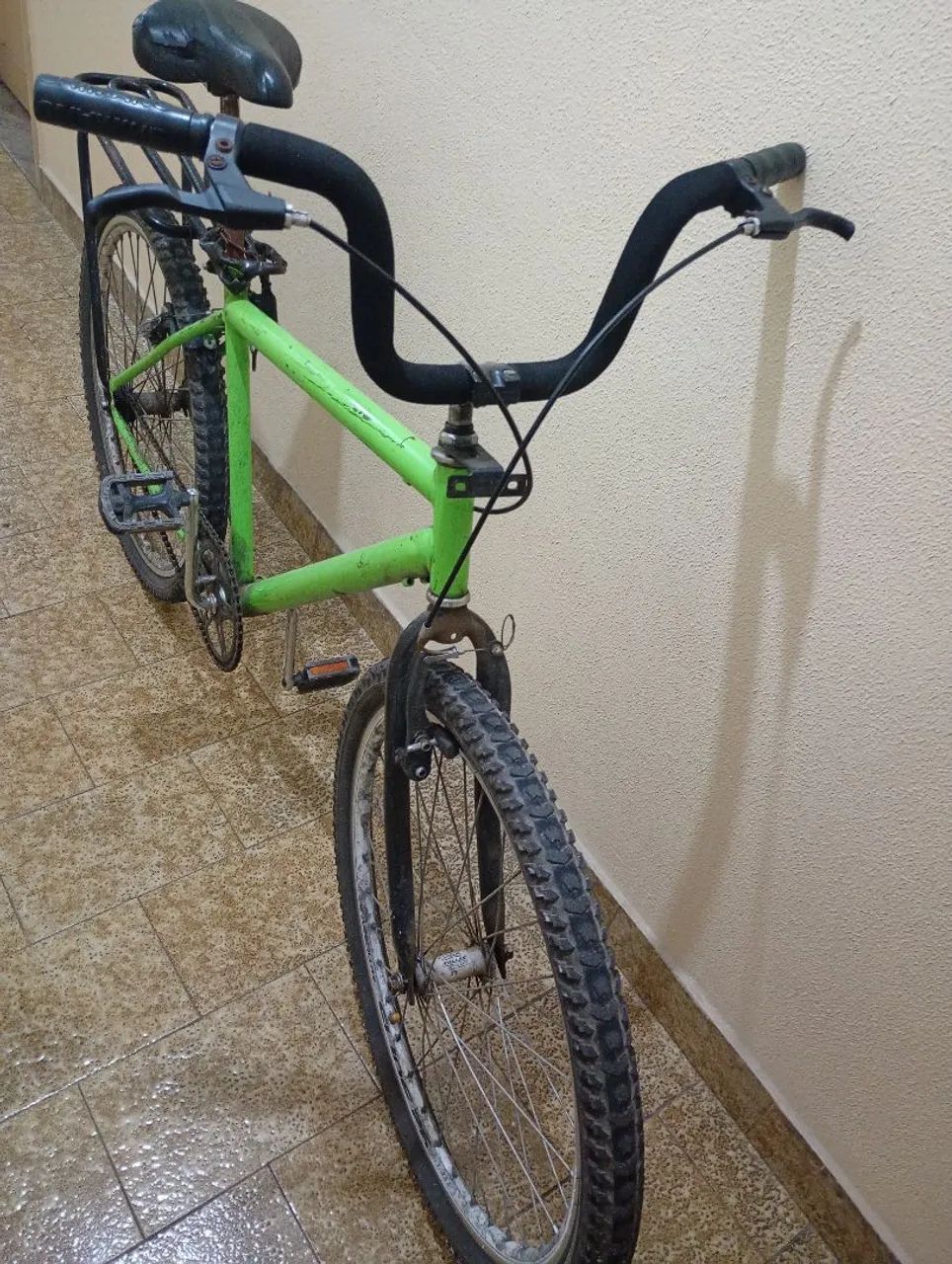 Bicicleta Verde com Bagageiro - Ideal para o Dia a Dia e Passeios 