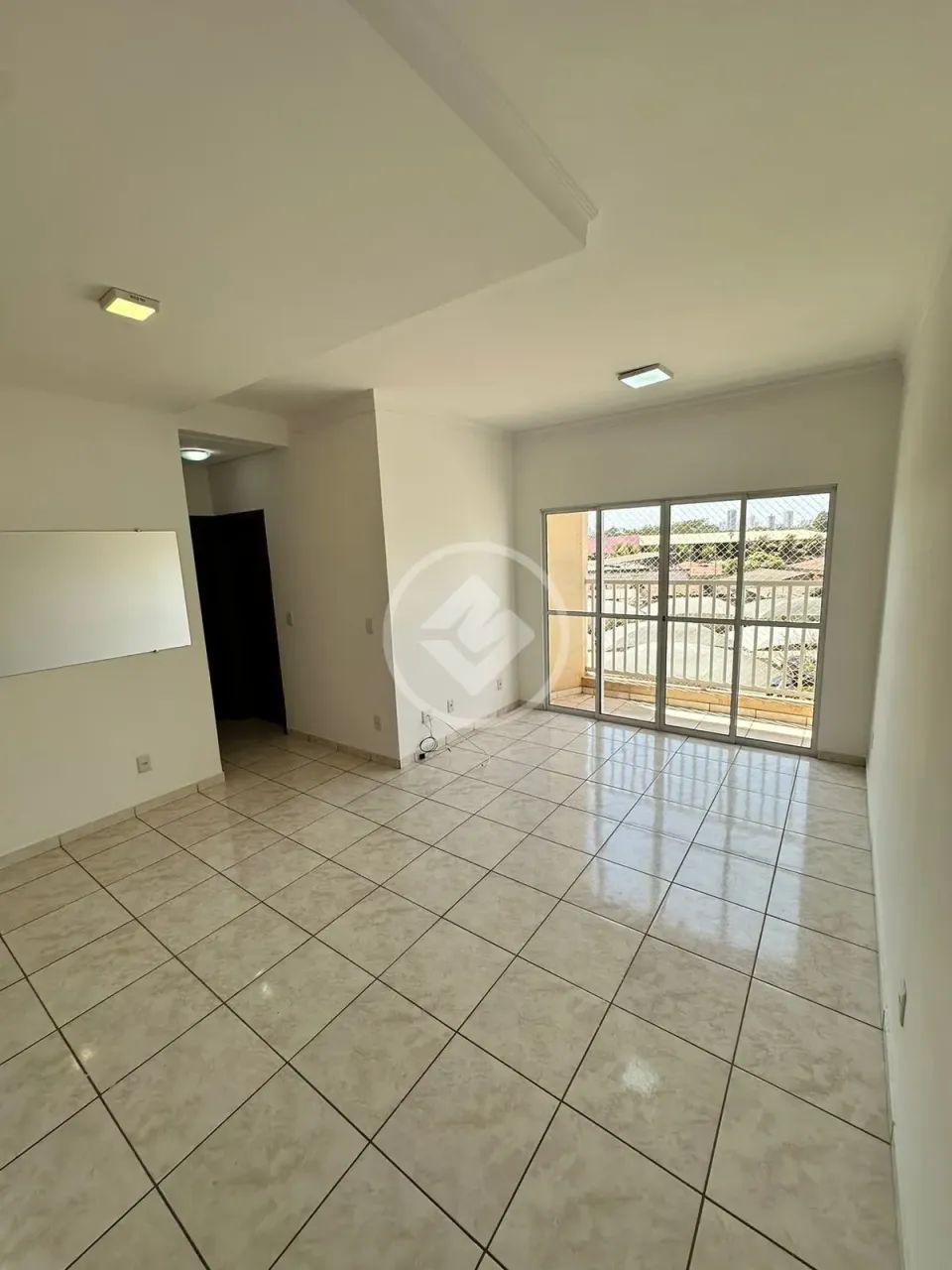 APARTAMENTO COM 2 QUARTOS SENDO 1 SUITE E VARANDA CONDOMINIO FECHADO COM AREA DE LAZER cod - Foto 2