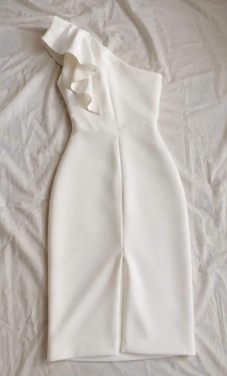 Vestido de Coquetel Branco Elegante com Babados e Bandagem.