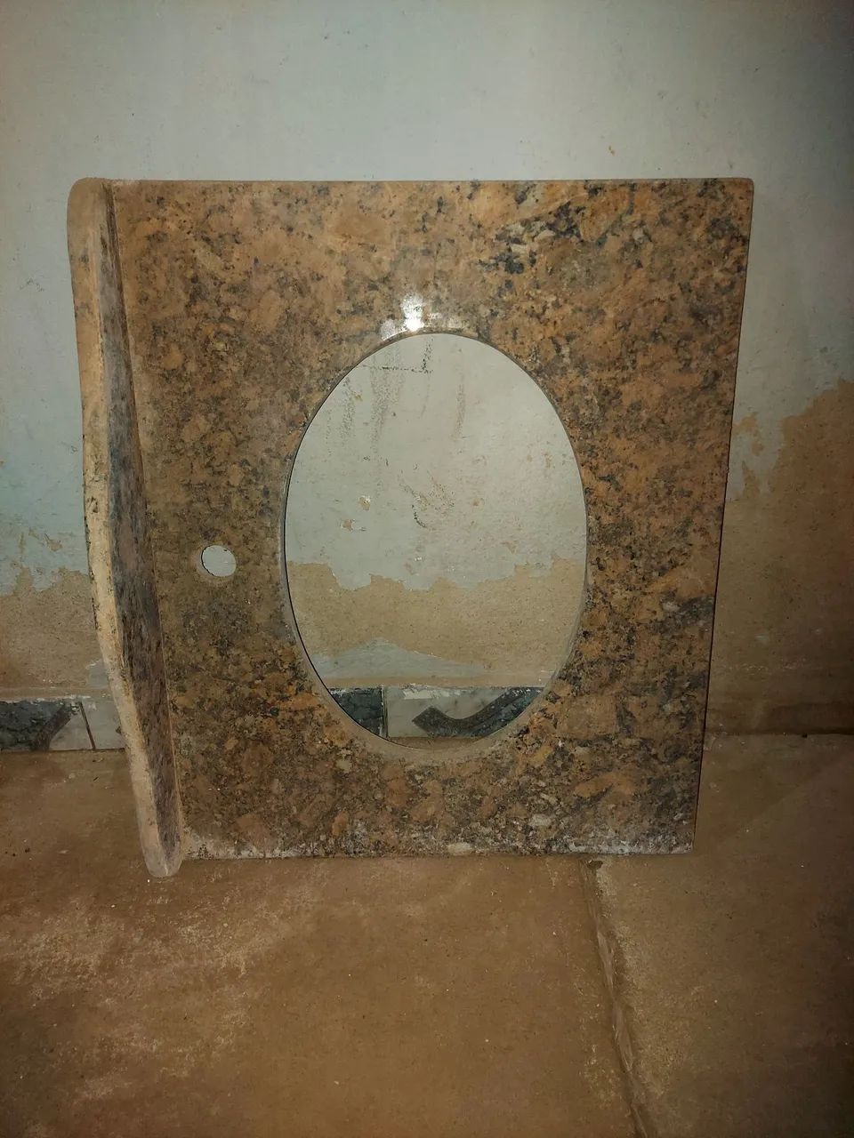 Pia Granito marrom 0,55 x 0,65, não deu tempo de limpá-la, mas entrego limpa - Foto 2