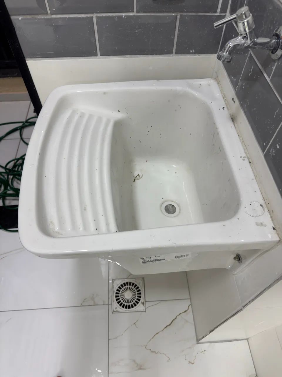 Tanque de louça marca Roca 31 litro branco .