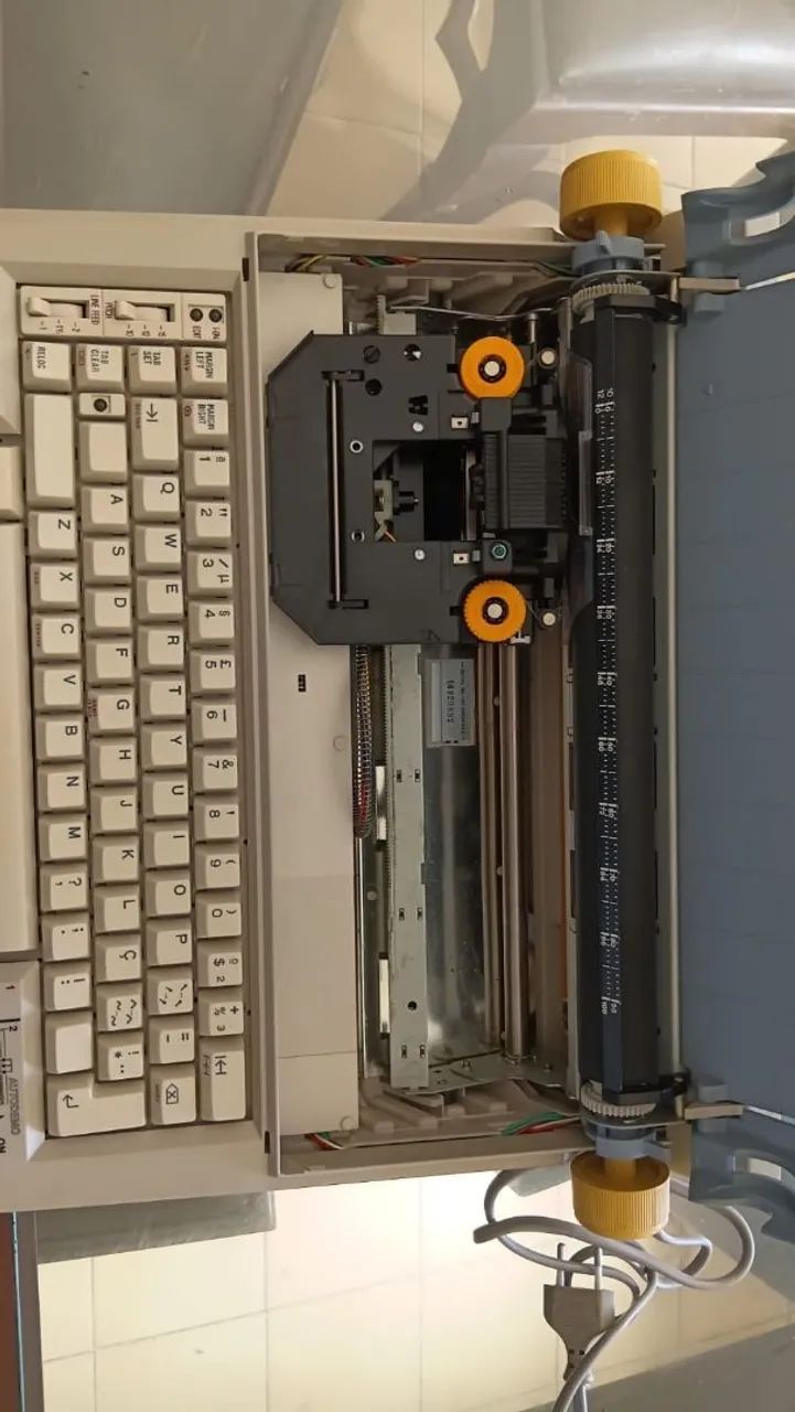 Máquina de escrever olivetti