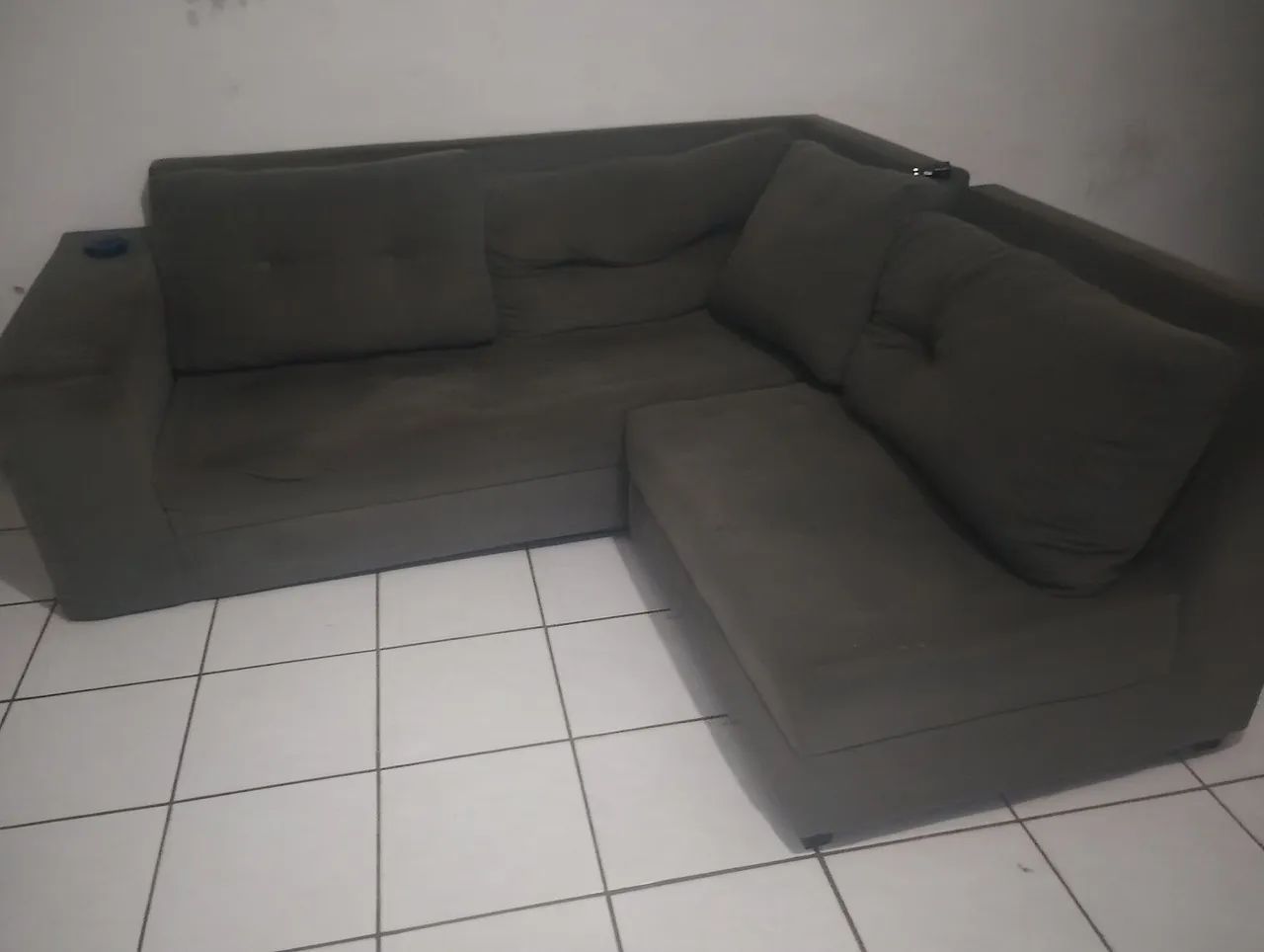 Sofá em L, usado, conservado por um bom preço 
