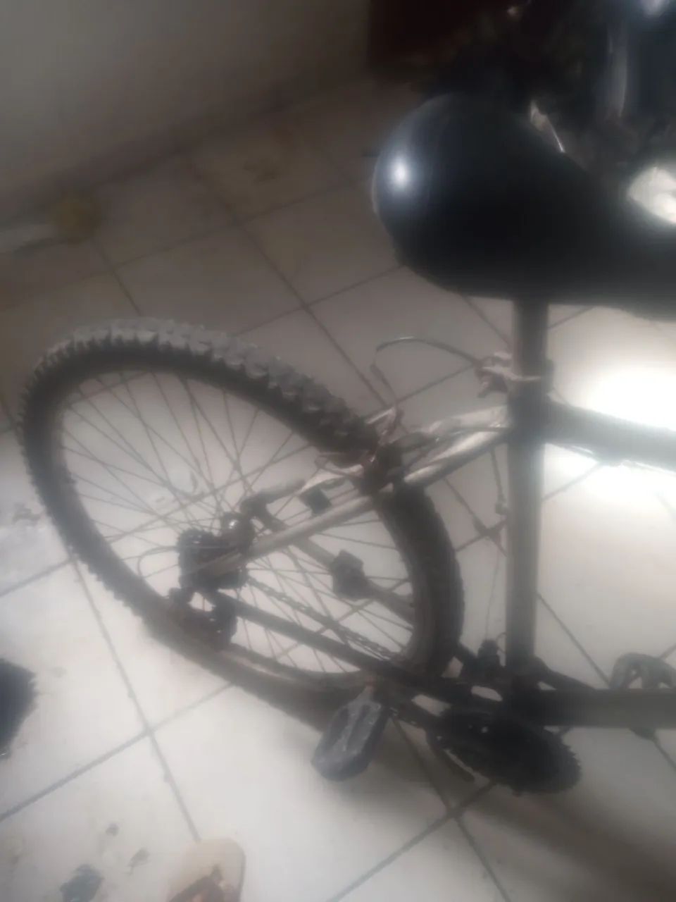 A bicicleta semi nova da andar nela tá botando os pneu - Foto 3