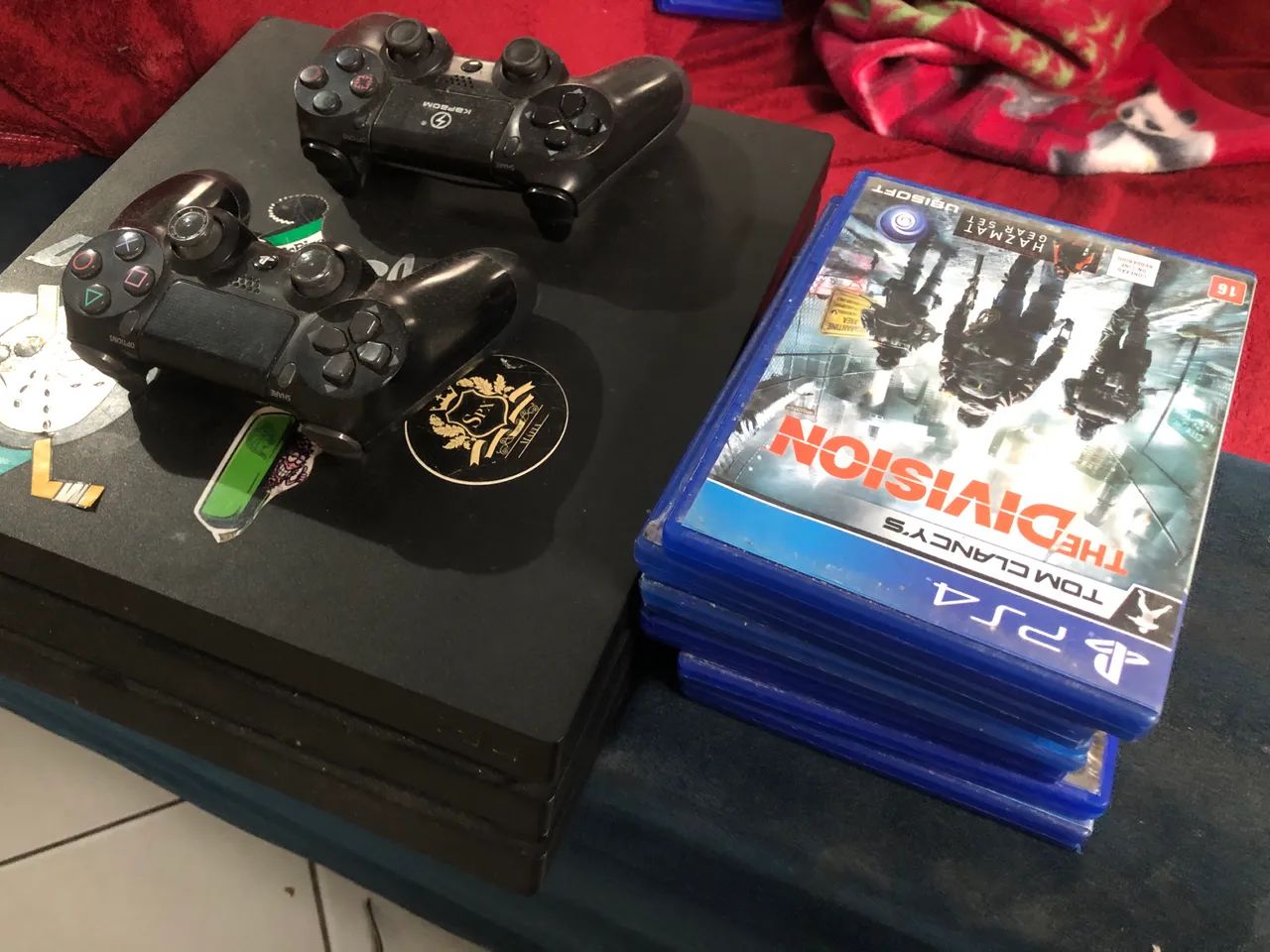Vendo ps4 pro com dois controle e 6 jogos e disco ps4 funcionando perfeitamente! - Foto 2