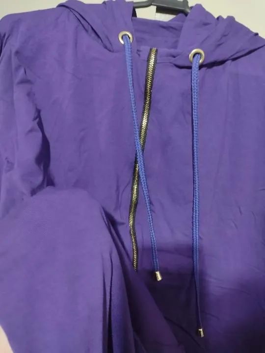 Camiseta de algodão roxa com capuz  - Foto 3