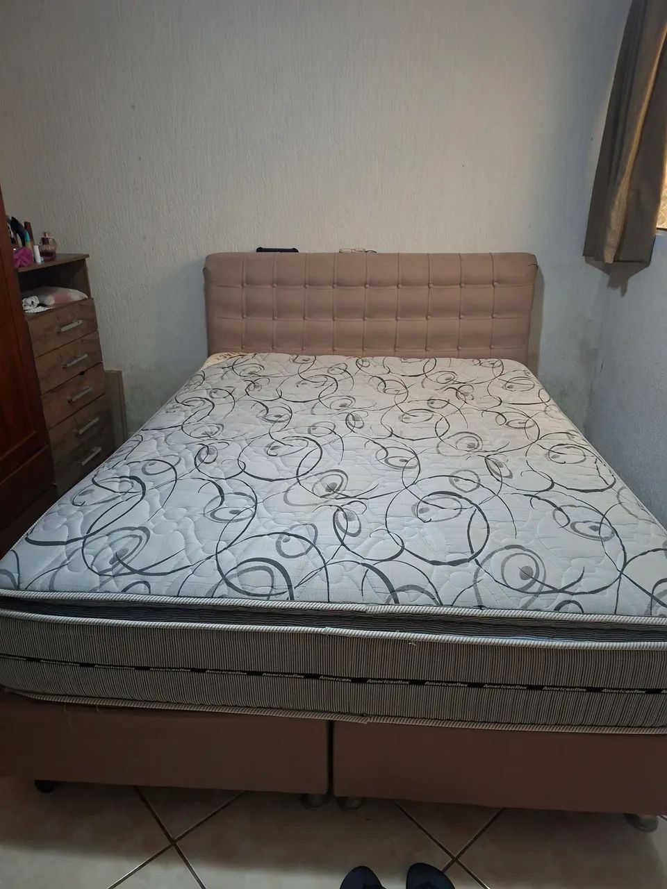 Vendo cama Queen com base e cabeceira em ótimo estado de conservação, entrego... - Foto 4