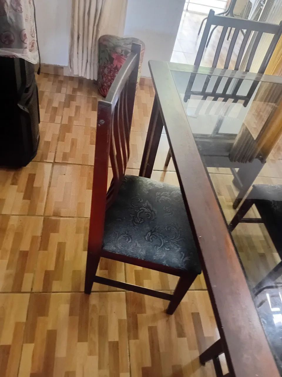 Vende-se  uma mesa com 4 cadeiras  todas de madeira  macisa  - Foto 4